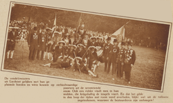 99205 Groepsportret van leden van het gilde Sint Servatius uit Lieshout, tijdens de volksspelen in het Wilhelminapark ...